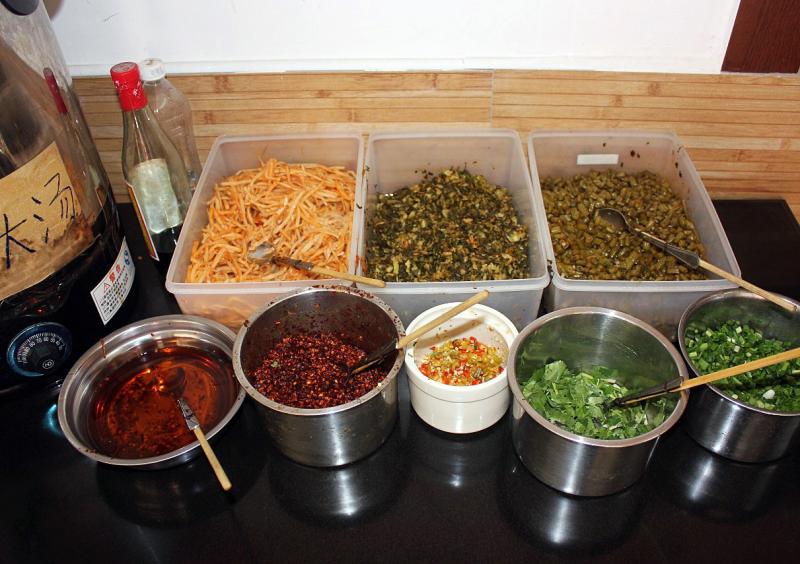 Well-chopped condiments for rice noodles
