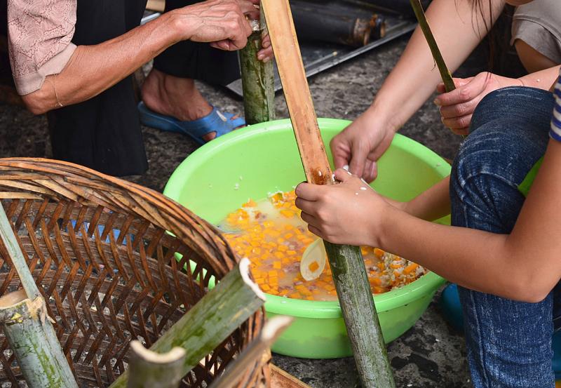 Making bamboo-tube rice,Longsheng Guilin